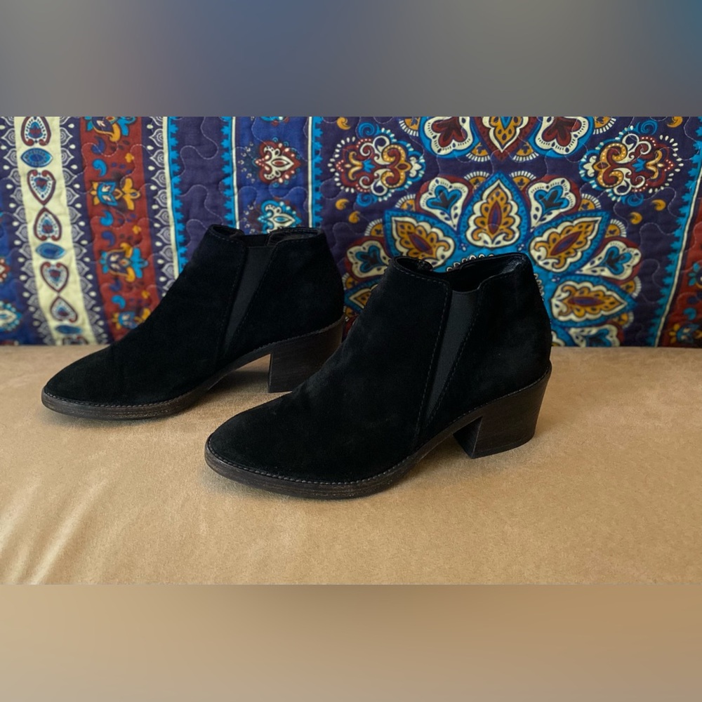 Aquatalia Vero Cuoio  Black Italian Suede Ankle Booties